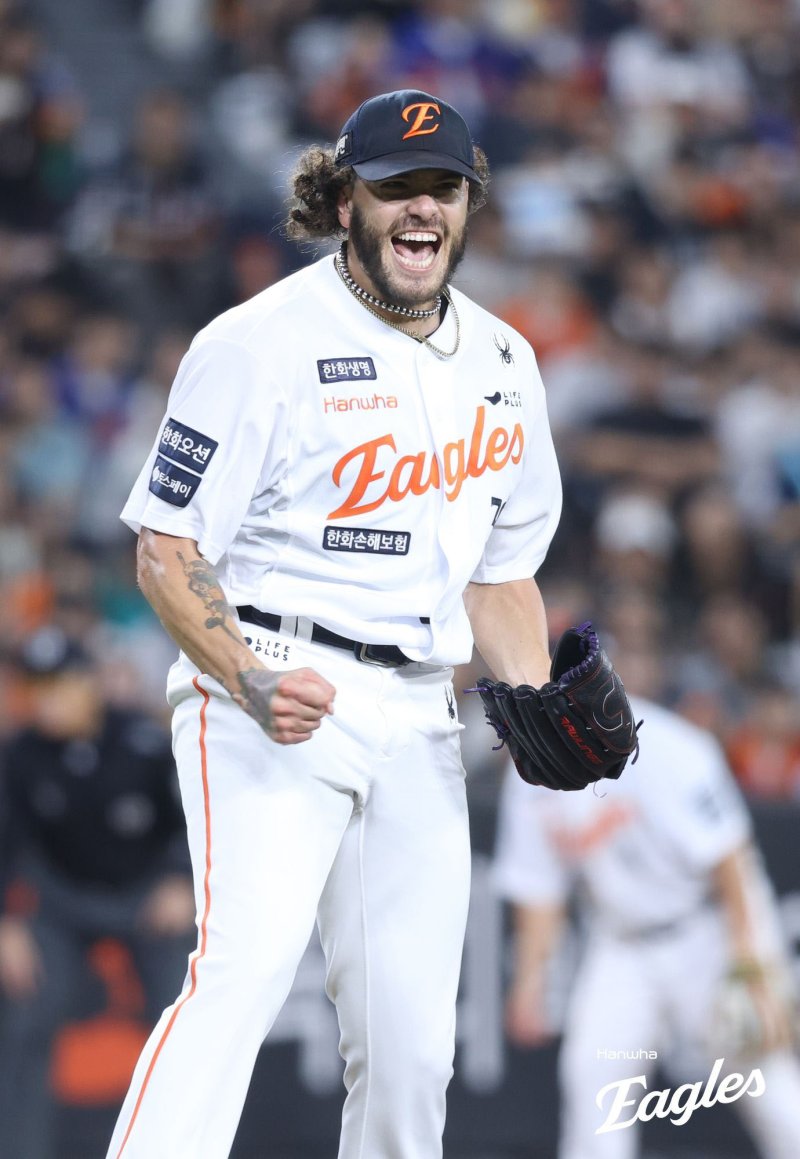 [서울=뉴시스] 홍효식 기자 = 3일 대전 중구 대전한화생명볼파크에서 열린 2025 KBO 리그 NC 다이노스와 한화 이글스의 경기, 5회초 한화 선발 투수 폰세가 올 시즌 226번째 탈삼진을 기록하며 환호하고 있다. (사진=한화 이글스 제공) 2025.09.03. photo@newsis.com *재판매 및 DB 금지