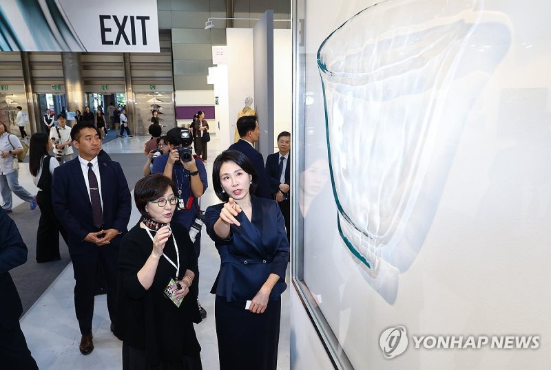 김혜경 여사(앞줄 오른쪽)가 지난 3일 서울 강남구 코엑스에서 열린 국내 최대 아트페어 프리즈 서울과 키아프 서울을 찾아 전시를 둘러보고 있다. 연합뉴스