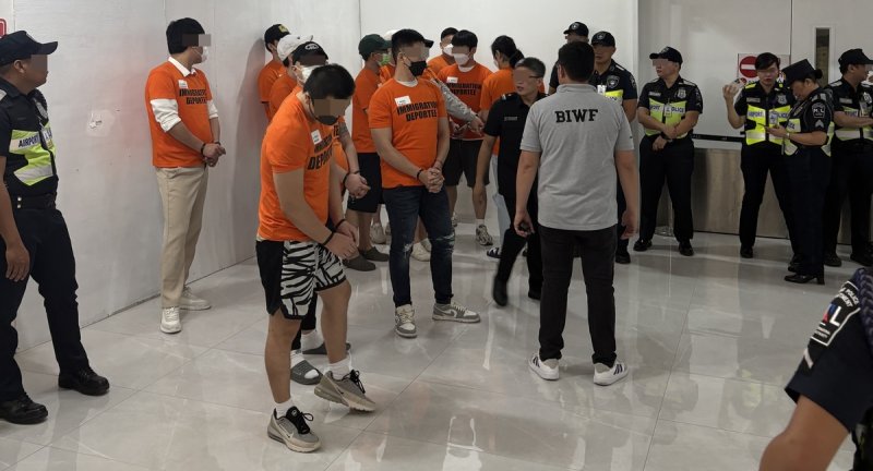 필리핀 현지 공항서 강제 송환되는 한국인 도피사범들 (출처=연합뉴스)