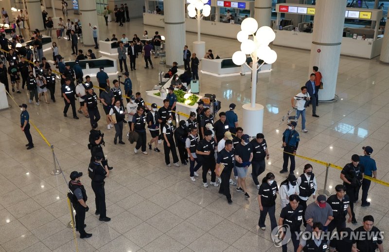 해외도피사범 대규모 송환 (출처=연합뉴스)