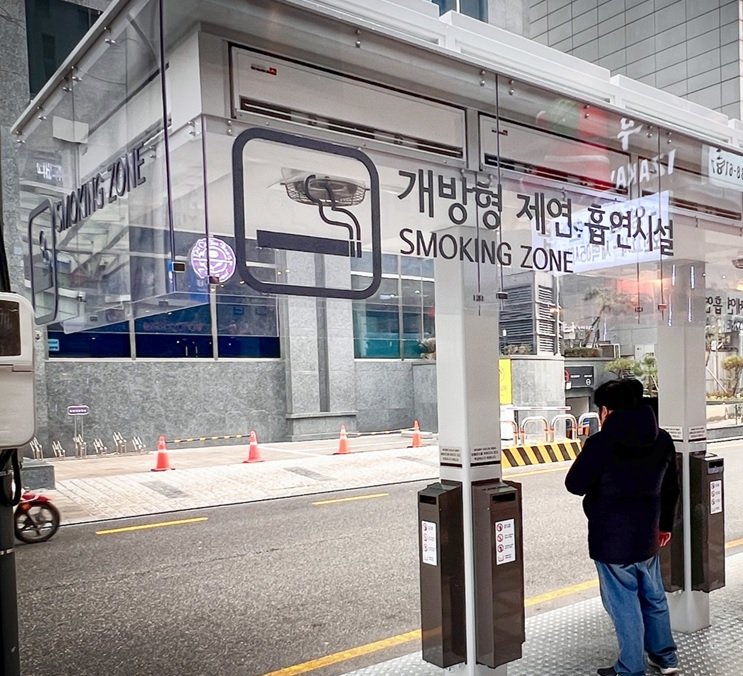 '2025 대한민국 공공디자인대상' 대통령상에 선정된 서울 서초구청의 개방형 제연 흡연시설. 문화체육관광부 제공