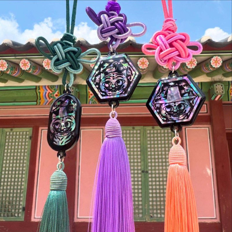 전통 공예 브랜드 '희뮤즈'에서 호응을 얻고 있는 '까치·호랑이 자개 노리개' (사진=인스타그램 @heemuse_studio)