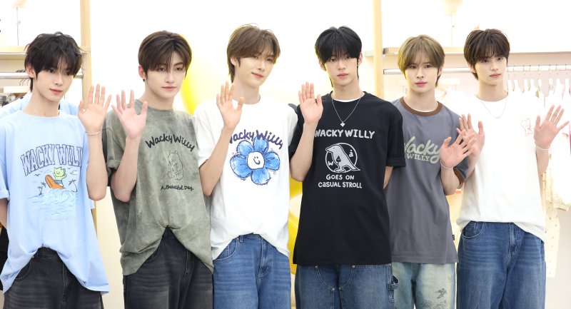 [단독] 투어스, 부승관에 힘 보탰다...'신인감독 김연경' 첫 경기서 공연