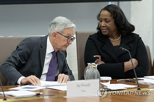 제롬 파월 연준 의장(왼쪽)과 리사 쿡 연준 이사 (출처=연합뉴스)