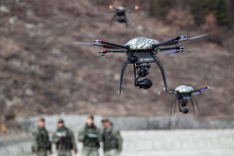 아미타이거 육군 드론봇 시연 모습. '아미타이거'는 차륜형 장갑차·소형전술차량 등 기동플랫폼으로 전 제대가 빠르게 전장을 누비는 '기동화', 전투원과 드론봇 전투체계, 워리어플랫폼 등 모든 전투체계가 초연결되는 '네트워크화', 그리고 인공지능(AI) 기반 초지능 의사결정체계가 상황판단과 결심을 지원하는 '지능화'를 주요 특징으로 한다. 육군 제공