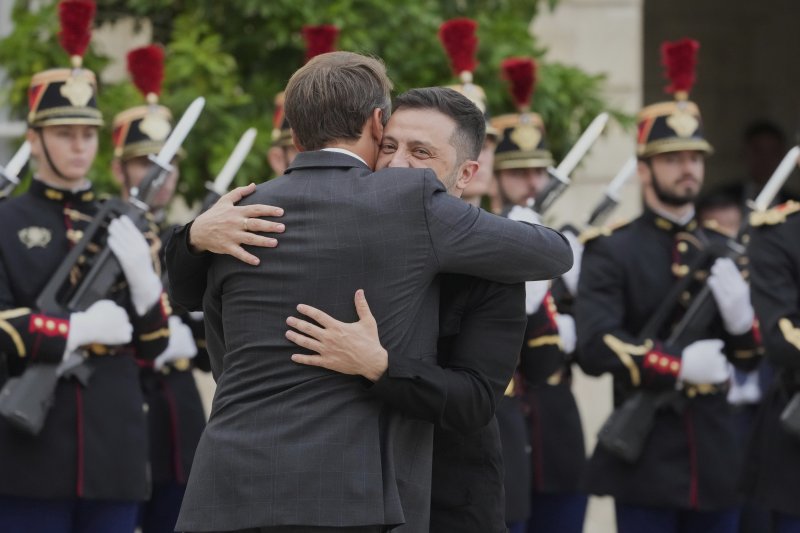 에마뉘엘 마크롱(왼쪽) 프랑스 대통령이 3일(현지시간) 프랑스 파리 엘리제궁에서 볼로디미르 젤렌스키 우크라이나 대통령을 만나 포옹 인사를 나누고 있다.AP뉴시스