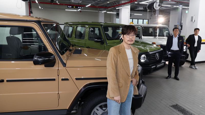 메르세데스-벤츠 코리아의 ‘G-클래스 스트롱거 댄 더 1980 에디션’ 출시기념 행사가 4일 서울 서초구 HS효성 더클래스 메르세데스-벤츠 방배 서비스센터에서 열렸다. ‘G-클래스 스트롱거 댄 더 1980 에디션’은 1979년 첫 출시된 W460에 대한 헌정 목적으로 제작되었다. 전 축구선수 차범근(가운데), 전 야구선수 추신수(오른쪽), 영화배우 이동휘가 참석해 차량과 함께 포즈를 취하고 있다. 사진=서동일 기자