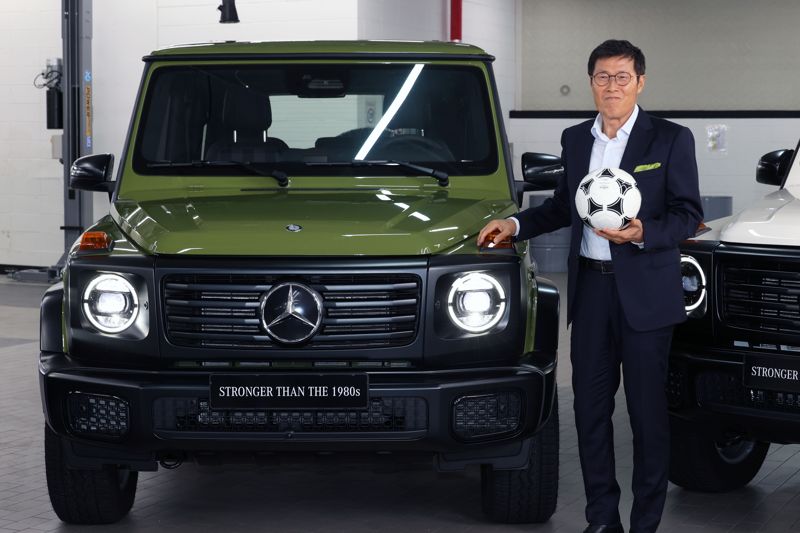 메르세데스-벤츠 코리아의 ‘G-클래스 스트롱거 댄 더 1980 에디션’ 출시기념 행사가 4일 서울 서초구 HS효성 더클래스 메르세데스-벤츠 방배 서비스센터에서 열렸다. ‘G-클래스 스트롱거 댄 더 1980 에디션’은 1979년 첫 출시된 W460에 대한 헌정 목적으로 제작되었다. 전 축구선수 차범근이 참석해 차량과 함께 포즈를 취하고 있다. 사진=서동일 기자
