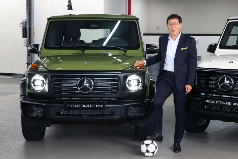 메르세데스-벤츠 코리아의 ‘G-클래스 스트롱거 댄 더 1980 에디션’ 출시기념 행사가 4일 서울 서초구 HS효성 더클래스 메르세데스-벤츠 방배 서비스센터에서 열렸다. ‘G-클래스 스트롱거 댄 더 1980 에디션’은 1979년 첫 출시된 W460에 대한 헌정 목적으로 제작되었다. 전 축구선수 차범근이 참석해 차량과 함께 포즈를 취하고 있다. 사진=서동일 기자