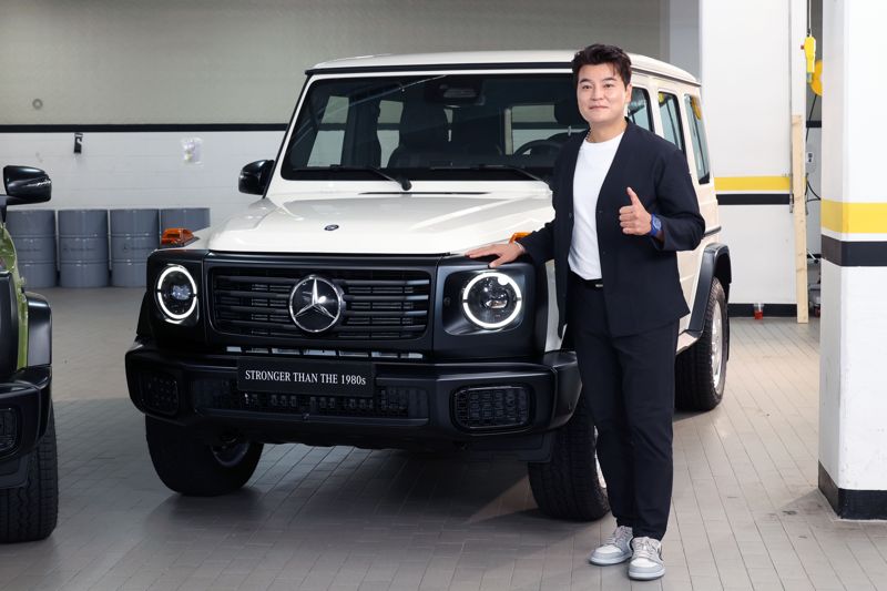 메르세데스-벤츠 코리아의 ‘G-클래스 스트롱거 댄 더 1980 에디션’ 출시기념 행사가 4일 서울 서초구 HS효성 더클래스 메르세데스-벤츠 방배 서비스센터에서 열렸다. ‘G-클래스 스트롱거 댄 더 1980 에디션’은 1979년 첫 출시된 W460에 대한 헌정 목적으로 제작되었다. 전 야구선수 추신수가 참석해 차량과 함께 포즈를 취하고 있다. 사진=서동일 기자