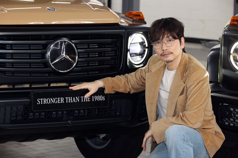 메르세데스-벤츠 코리아의 ‘G-클래스 스트롱거 댄 더 1980 에디션’ 출시기념 행사가 4일 서울 서초구 HS효성 더클래스 메르세데스-벤츠 방배 서비스센터에서 열렸다. ‘G-클래스 스트롱거 댄 더 1980 에디션’은 1979년 첫 출시된 W460에 대한 헌정 목적으로 제작되었다. 영화배우 이동휘가 참석해 차량과 함께 포즈를 취하고 있다. 사진=서동일 기자