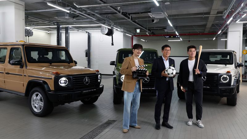 메르세데스-벤츠 코리아의 ‘G-클래스 스트롱거 댄 더 1980 에디션’ 출시기념 행사가 4일 서울 서초구 HS효성 더클래스 메르세데스-벤츠 방배 서비스센터에서 열렸다. ‘G-클래스 스트롱거 댄 더 1980 에디션’은 1979년 첫 출시된 W460에 대한 헌정 목적으로 제작되었다. 전 축구선수 차범근(가운데), 전 야구선수 추신수(오른쪽), 영화배우 이동휘가 참석해 차량과 함께 포즈를 취하고 있다. 사진=서동일 기자
