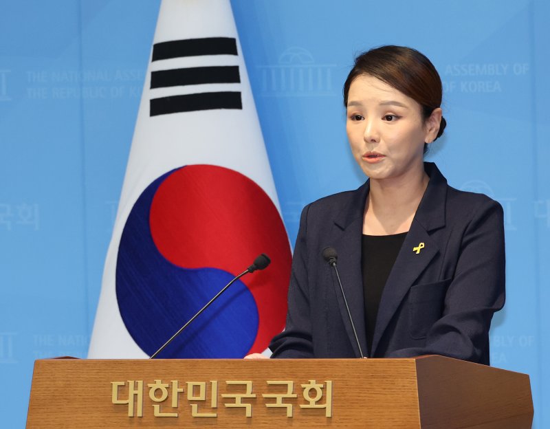 [서울=뉴시스] 김금보 기자 = 강미정 조국혁신당 대변인이 4일 서울 여의도 국회 소통관에서 당내 성비위 의혹과 관련한 탈당 기자회견을 하고 있다. 2025.09.04. kgb@newsis.com <저작권자ⓒ 공감언론 뉴시스통신사. 무단전재-재배포 금지.> /사진=뉴시스화상