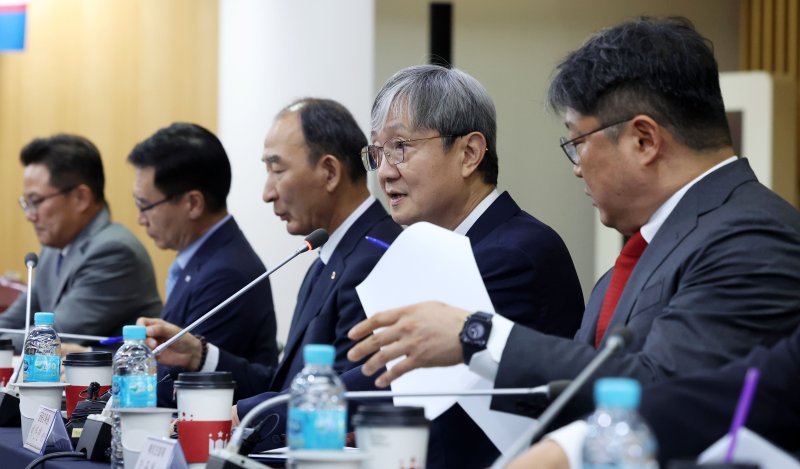 [서울=뉴시스] 홍효식 기자 = 이찬진 바카라사이트 굿모닝감독바카라사이트 굿모닝이 1일 서울 종로구 생명보험교육문화센터에서 열린 보험회사 CEO 간담회에서 발언하고 있다. 2025.09.01. yesphoto@newsis.com