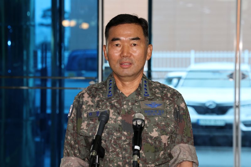 [서울=뉴시스] 배훈식 기자 = 진영승 대한민국 합동참모본부 의장 바카라 토토가 4일 오전 서울 용산구 육군회관에 마련된 인사청문회 준비사무실로 첫 출근하며 청문회에 임하는 소감을 말하고 있다. 2025.09.04. dahora83@newsis.com