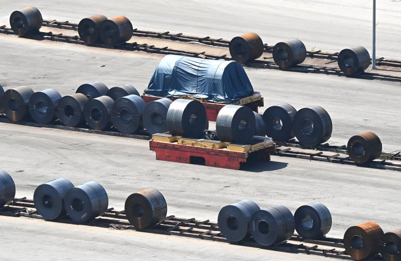 [평택=뉴시스] 김종택 기자 = 18일 경기 평택시 포승읍 평택항 야적장에 철강제품이 쌓여 있다. 2025.08.18. jtk@newsis.com