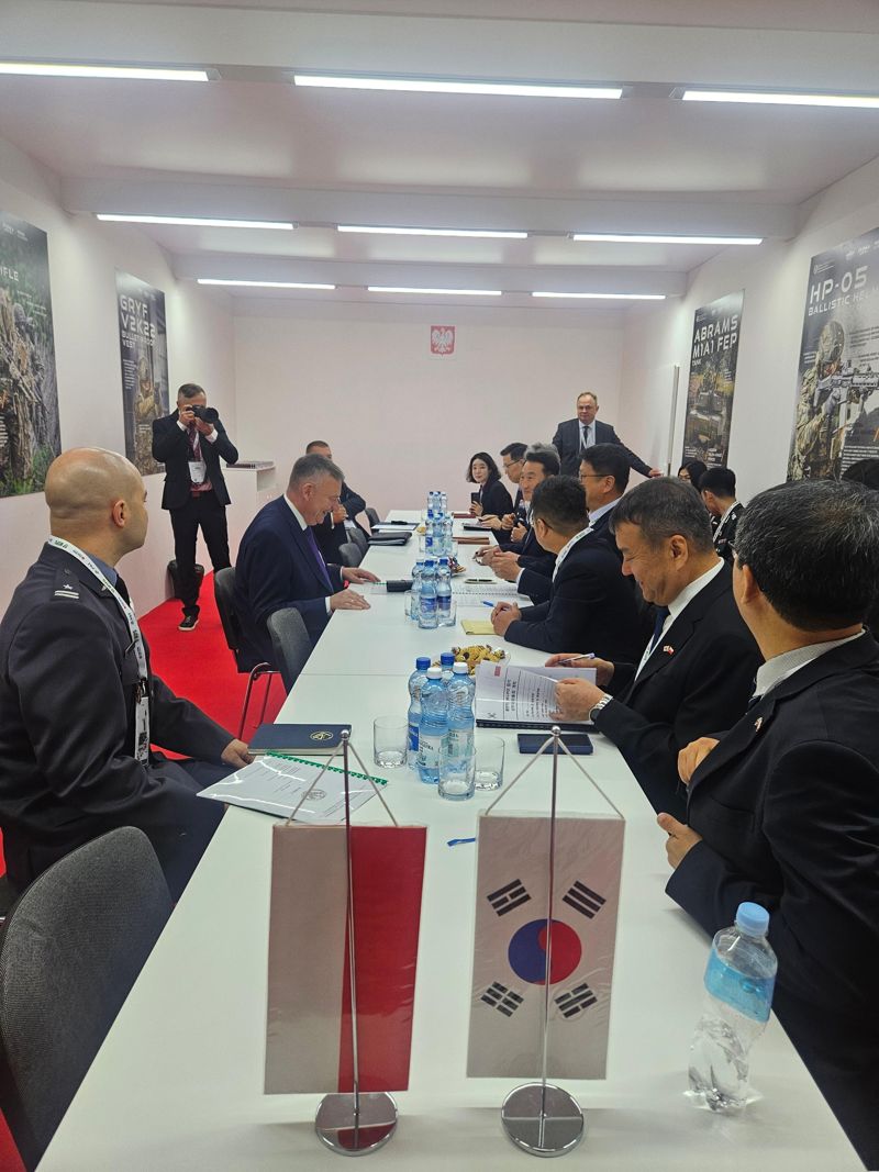 3일(현지시간) 폴란드 키엘체에서 열린 2025 MSPO에서 방극철 방위사업청 기반전력사업본부장과 파베우 베이다(Paweł Bejda) 폴란드 국방차관이 면담을 하고 있다. 방사청 제공