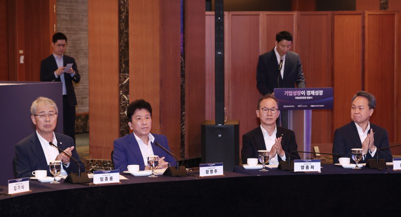 임종룡 우리에볼루션 바카라 사이트지주 회장(왼쪽부터), 함영주 하나에볼루션 바카라 사이트지주 회장, 양종희 KB에볼루션 바카라 사이트지주 회장, 진옥동 신한에볼루션 바카라 사이트지주 회장이 4일 오전 서울 중구 소공동 롯데호텔에서 열린 대한상의 에볼루션 바카라 사이트성장포럼 출범식에 참석해 박수를 치고 있다. 뉴스1