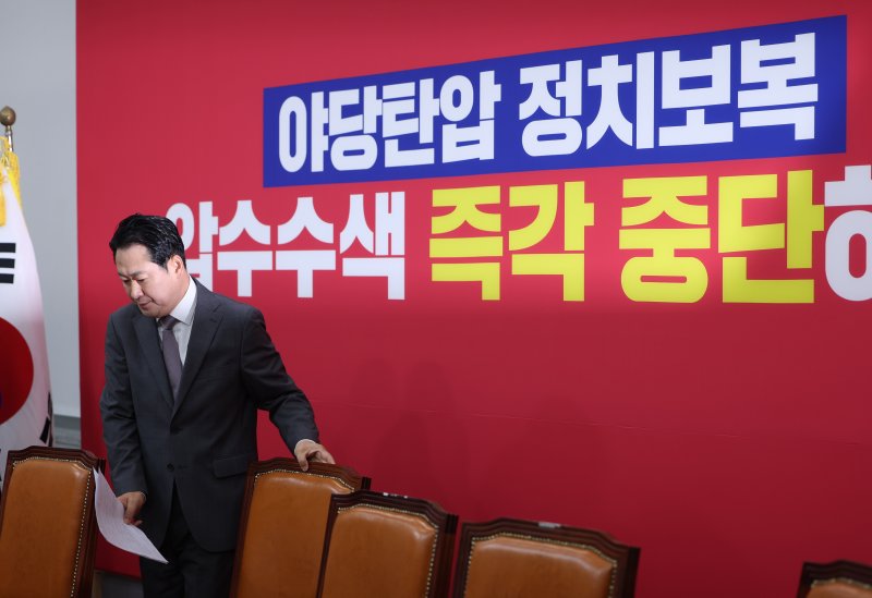 [서울=뉴시스] 김명년 기자 = 장동혁 국민의힘 당 대표가 4일 오전 서울 여의도 국회에서 열린 최고위원회의에서 자리에 앉고 있다. 2025.09.04. kmn@newsis.com