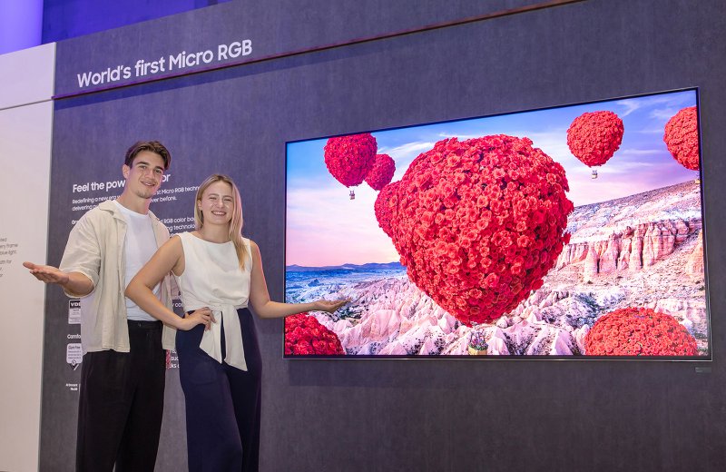 [베를린=뉴시스]오는 5일부터 9일(현지시간) 'IFA 2025'가 열리는 독일 베를린 '메세 베를린(Messe Berlin)'의 '시티큐브 베를린(City Cube Berlin)'에 위치한 삼성전자 전시관에서 삼성전자 모델이 115형 마이크로 RGB TV를 소개하고 있다. (사진=삼성전자 제공) photo@newsis.com *재판매 및 DB 금지