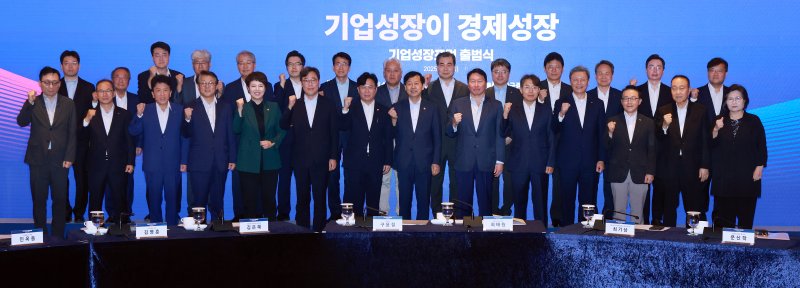 구윤철 부총리 겸 기획재정부 장관이 4일 서울 중구 롯데호텔 사파이어볼룸에서 대한상공회의소·한국경제인협회·한국중견에볼루션 바카라 사이트연합회가 연 에볼루션 바카라 사이트성장포럼 출범식에 참석해 최태원 대한상의 회장, 김영훈 고용노동부 장관 등과 기념 촬영하고 있다. 연합뉴스