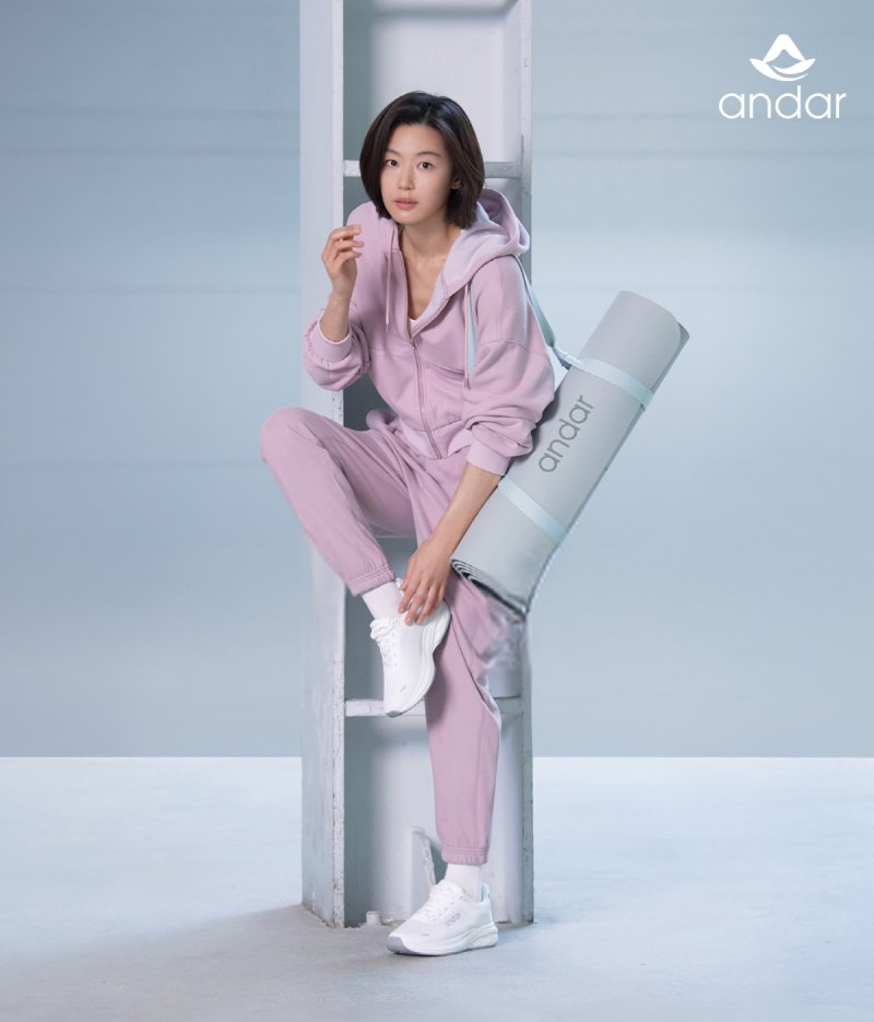 전지현, 탄탄 복근 공개…건강美 발산[화보]