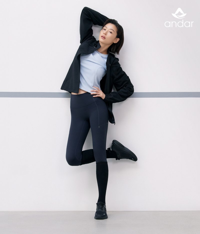 전지현, 탄탄 복근 공개…건강美 발산[화보]