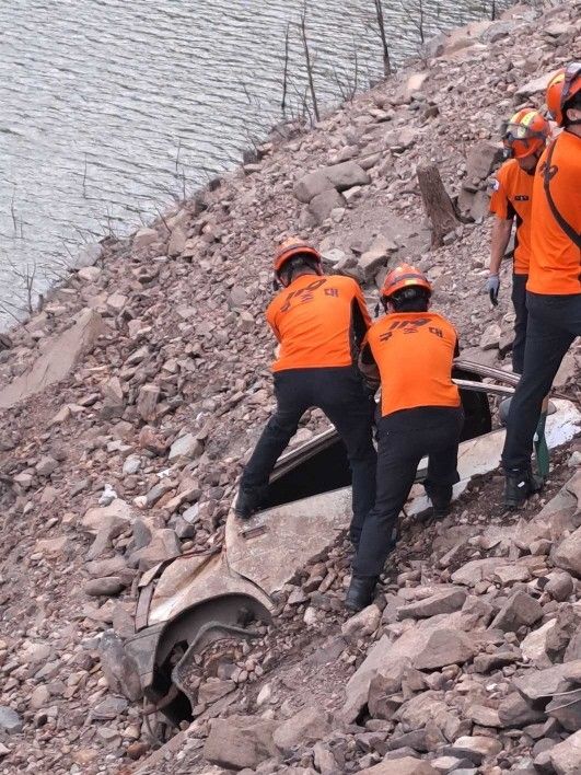 가뭄에 바닥 드러난 강릉 저수지서 車 발견, 차량 소유주는..