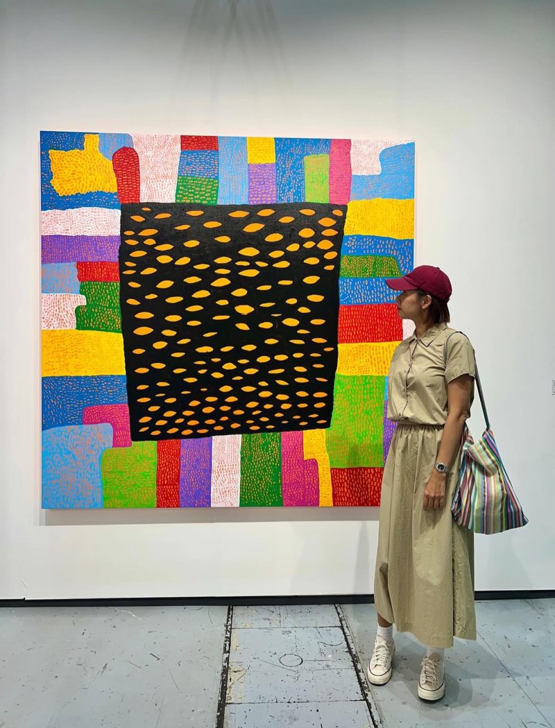 조윤희 여유로운 일상…작품 앞에서 '찰칵'