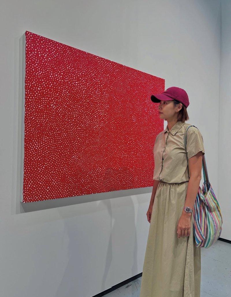 조윤희 여유로운 일상…작품 앞에서 '찰칵'