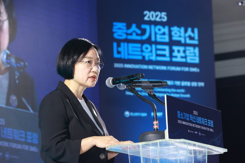 한성숙 중소벤처기업부 장관이 4일 제주 그랜드 조선에서 열린 '2025 중소기업 혁신 네트워크 포럼'에서 인사말을 하고 있다. 중소벤처기업부 제공