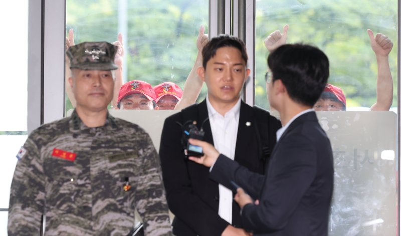 [서울=뉴시스] 권창회 기자 = 해병대 예비역이 4일 오전 서울 서초구 이명현 순직 해병 특별검사 사무실에서 참고인 신분으로 6차 소환 조사에 출석하고 있는 박정훈 해병대 수사단장을 응원하고 있다. 2025.09.04. kch0523@newsis.com