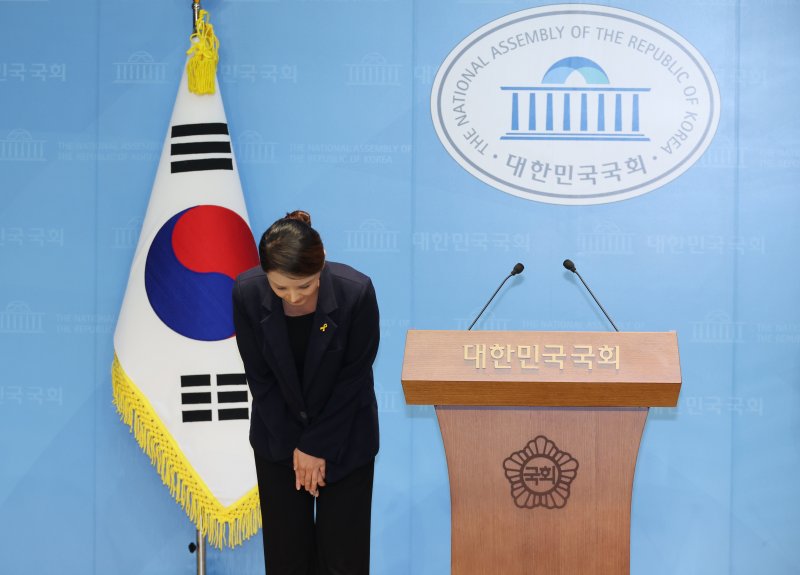 [서울=뉴시스] 김금보 기자 = 강미정 조국혁신당 대변인이 4일 서울 여의도 국회 소통관에서 당내 성비위 의혹과 관련한 탈당 기자회견 시작에 앞서 인사하고 있다. 2025.09.04. kgb@newsis.com