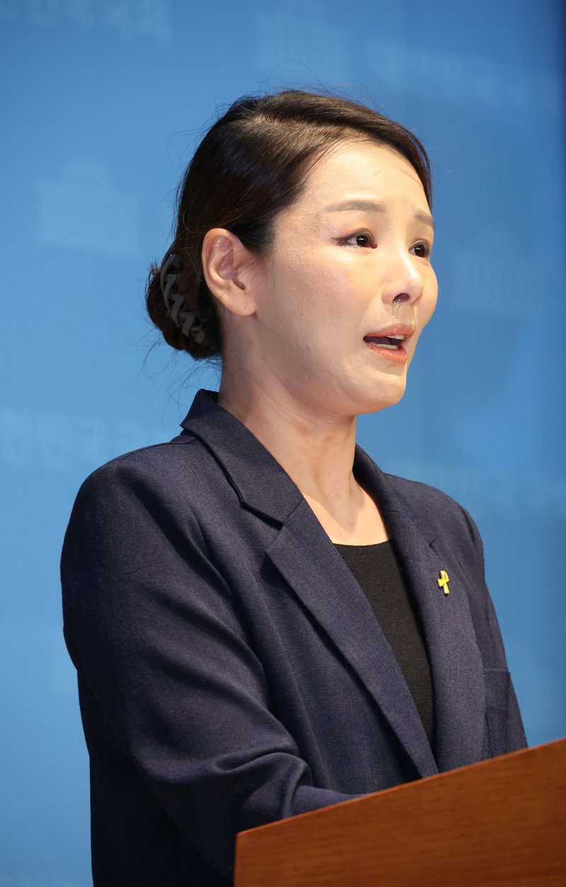 [서울=뉴시스] 김금보 기자 = 강미정 조국혁신당 대변인이 4일 서울 여의도 국회 소통관에서 당내 성비위 의혹과 관련한 탈당 기자회견을 하고 있다. 2025.09.04. kgb@newsis.com