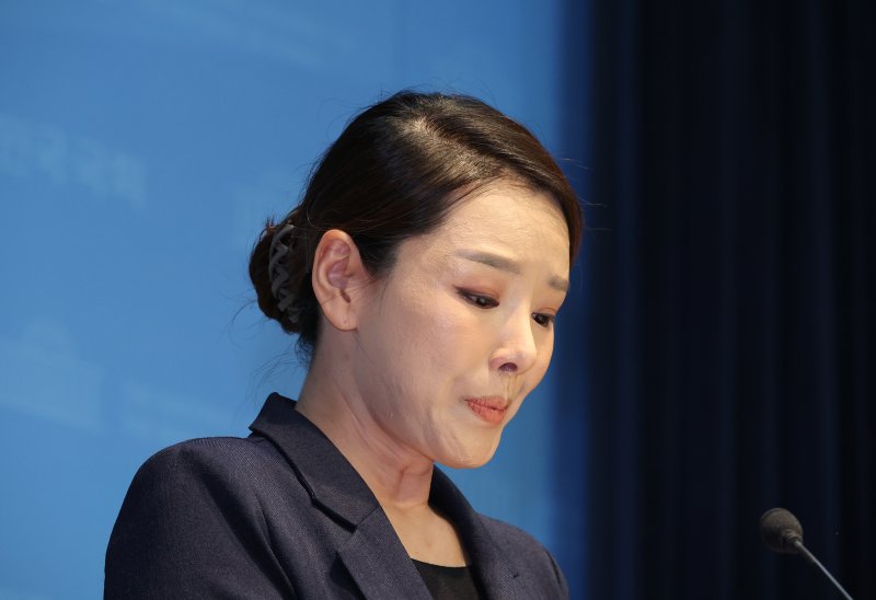 강미정 조국혁신당 대변인이 4일 서울 여의도 국회 소통관에서 당내 성비위 의혹과 관련한 탈당 기자회견을 하고 있다. 뉴시스