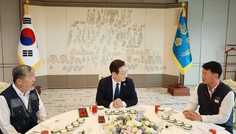 이재명 대통령이 지난 9월 4일 서울 용산 대통령실 청사에서 열린 양대 노총 위원장과 오찬 간담회에서 양경수 민주노총 위원장의 발언을 듣고 있다. 대통령실통신사진기자단