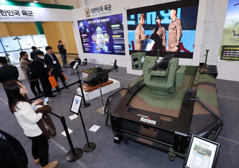 아시아 최대 드론 전시회 및 컨퍼런스인 'DSK 2025(드론쇼코리아)'가 개막한 지난 2월 26일 부산 해운대구 벡스코 제1전시장을 찾은 관람객들이 육군 부스에서 다목적무인차량 등 지상군 유·무인복합전투체계를 살펴보고 있다. 뉴시스