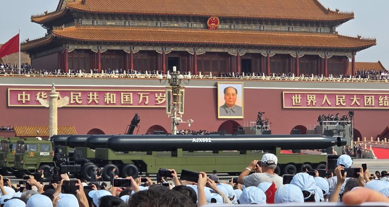 [베이징=뉴시스] 박정규 특파원 = 지난 3일 오전 중국 베이징 톈안먼광장에서 열린 전승절 80주년 열병식에서 초대형 무인잠수정 'AJX002'이 공개되고 있다. 2025.09.04 pjk76@newsis.com