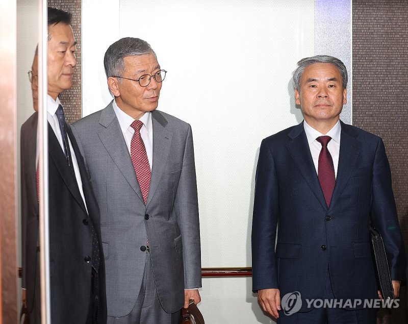 지난해 3월 방산협력 관련 회의 참석하는 대사들 (출처=연합뉴스)