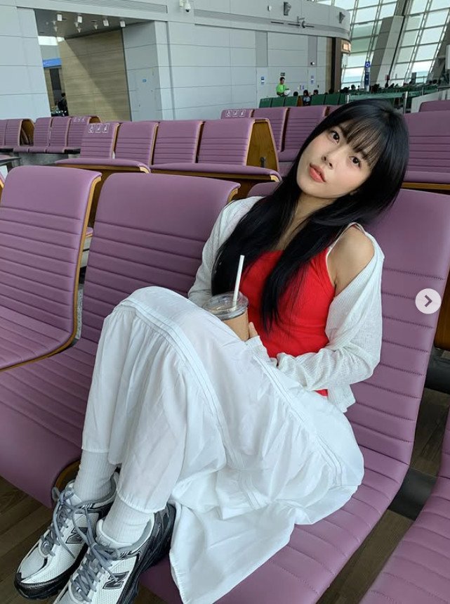 '응답1994' 민도희, 공항 의자 위 신발 신고 포즈…민폐 논란
