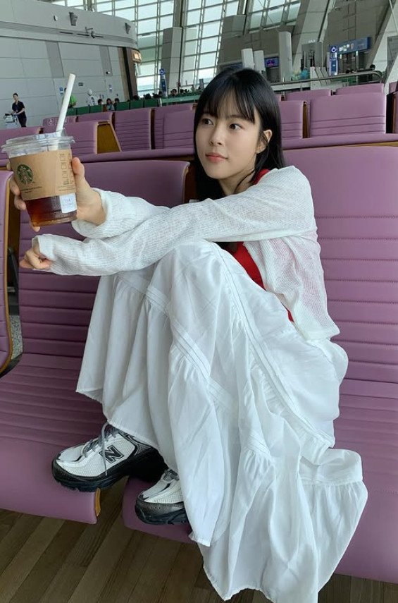 '응답1994' 민도희, 공항 의자 위 신발 신고 포즈…민폐 논란 