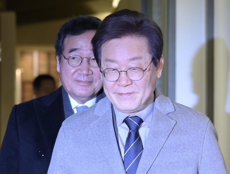[서울=뉴시스] 김근수 기자 = 이재명(오른쪽) 더불어민주당 대표와 신규 바카라사이트 전 국무총리가 30일 서울 종로구의 한 음식점에서 회동을 마치고 이동하고 있다. 2023.12.30. ks@newsis.com *재판매 및 DB 금지