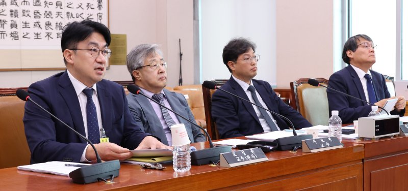 [서울=뉴시스] 김금보 기자 = 28일 서울 여의도 국회에서 열린 법제사법위원회 '검찰개혁 법안 관련 공청회'에 진술인들이 출석해 있다.왼쪽부터 모성준 사법연수원 교수, 서보학 경희대학교 법학전문대학원 교수, 양홍석 대검찰청 검찰정책자문위원회 위원·법무법인 이공 대표변호사, 이광철 법률사무소 같은생각 대표변호사·조국혁신당 검찰개혁 특보 끝까지간다 특별위원회 총괄간사. 2025.07.28. kgb@newsis.com