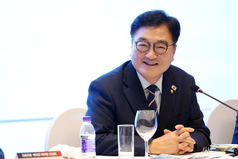 우원식 국회의장이 4일 오후 중국 베이징의 한 호텔에서 가진 국회의장 주최 베이징 특파원 오찬간담회에서 특파원들의 질문에 답하고 있다. 뉴스1