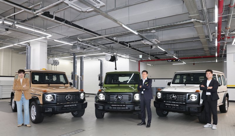 한국 축구의 전설 차범근 전 국가대표팀 감독(가운데)과 추신수 전 프로야구 선수(오른쪽), 배우 이동휘가 4일 오전 서울 서초구 HS효성더클래스 메르세데스 벤츠 방배 서비스센터에서 열린 'G-클래스 스트롱거 댄 더 1980 에디션' 출시 기념행사에 참석해 포즈를 취하고 있다. 2025.9.4/뉴스1 ⓒ News1 이광호 기자