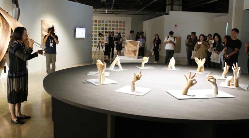 [청주=뉴시스] 서주영 기자 = 충북 청주공예비엔날레조직위원회가 3일 문화제조창 본관 3층에서 '2025 청주공예비엔날레' 개막을 하루 앞두고 프레스 투어를 진행하고 있다. 2025.09.03. juyeong@newsis.com