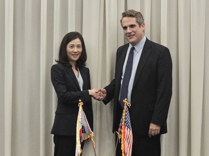 김진아 외교부 2차관(왼쪽)이 아시아태평양경제협력체(APEC) 에너지장관회의 참석차 방한 중인 제임스 댄리 미국 에너지부 부장관과 지난달 27일 부산에서 열린 '한미 원자력 협력 차관 회의'에서 기념촬영을 하고 있다. 외교부 제공