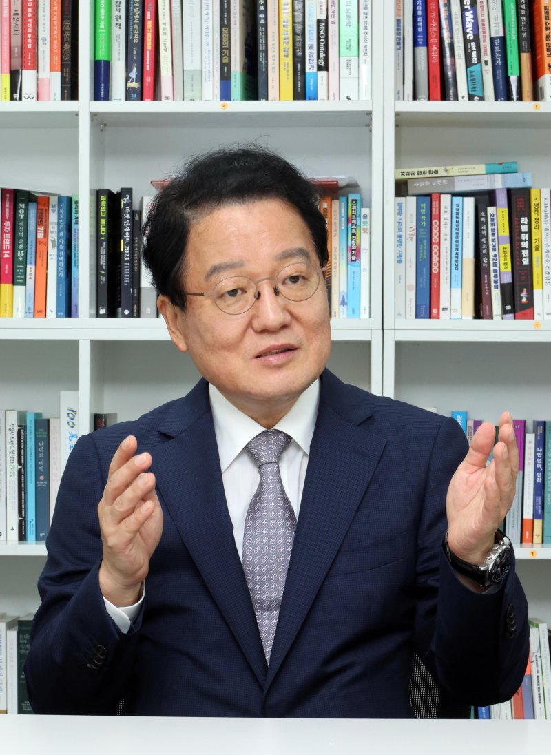 4일 남성욱 숙명여대 석좌교수(전 국가안보전략연구원장)가 서울 서초구 파이낸셜바카라바카라사이트 추천 추천 본사에서 '김정은, 중국 열병식서 외교 무대 데뷔…한반도 정세변화 전망'이라는 주제로 대담을 하고 있다. 사진=박범준 기자