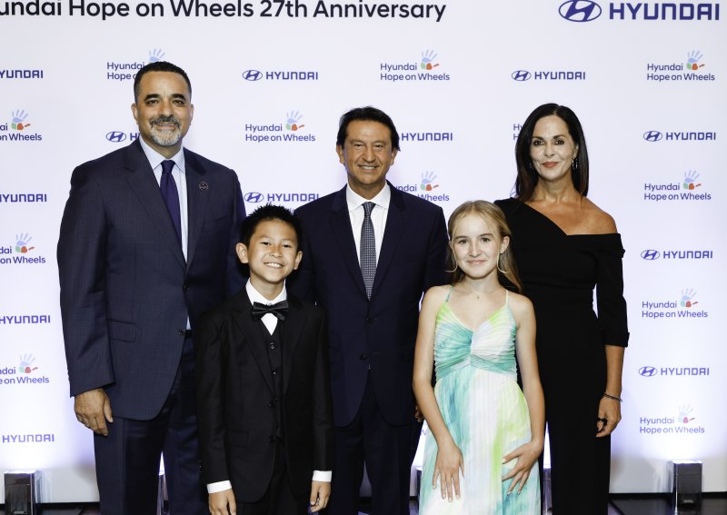 3일(현지시간) 미국 워싱턴DC 워싱턴국립대성당에서 열린 현대 호프 온 휠스 27주년 기념행사에서 랜디 파커 현대차 북미권역본부장(뒷줄 왼쪽부터), 호세 무뇨스 현대차 대표이사 사장, 클라우디아 마르케즈 현대차 북미법인 최고운영책임자와 어린이 홍보대사들이 기념촬영을 하고 있다. 현대자동차·기아 제공