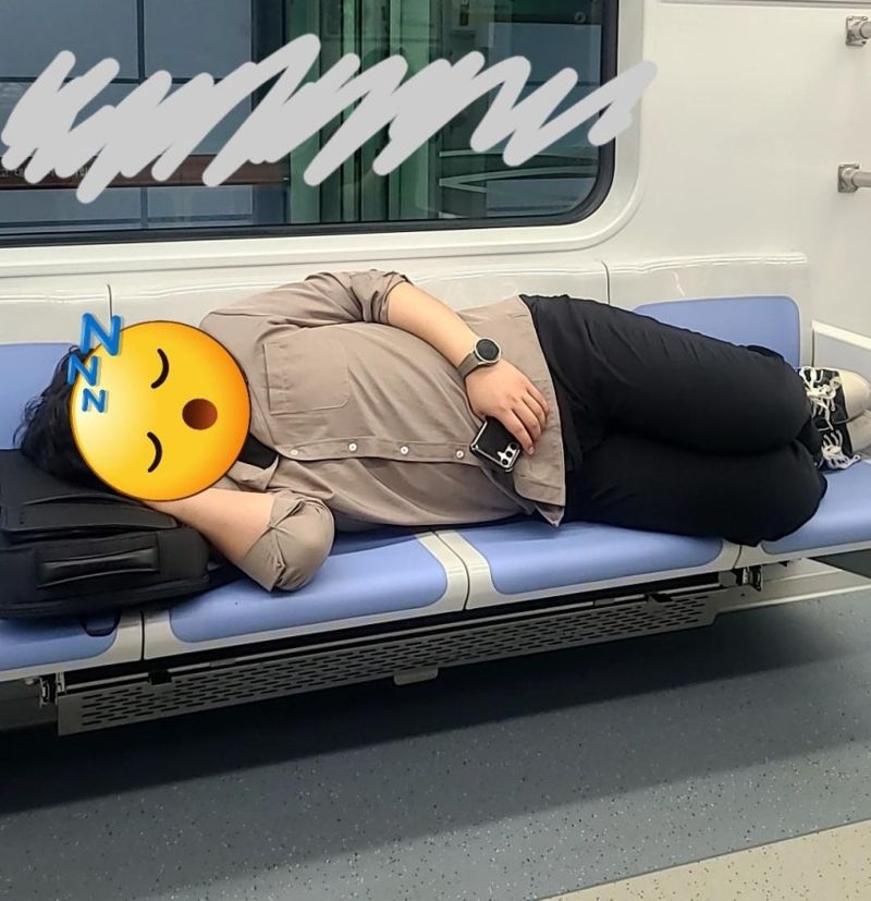 퇴근길 지하철 좌석 4칸 차지한 남성…코골이까지